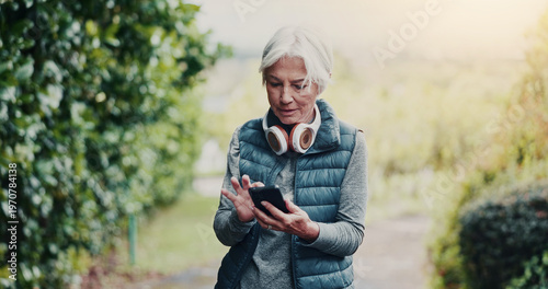 Foto Outdoor, reading or old woman with phone for fitness, running route research or find training playlist