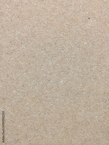 Textura de papel kraft marrón liso con pequeñas motas de fibras naturales