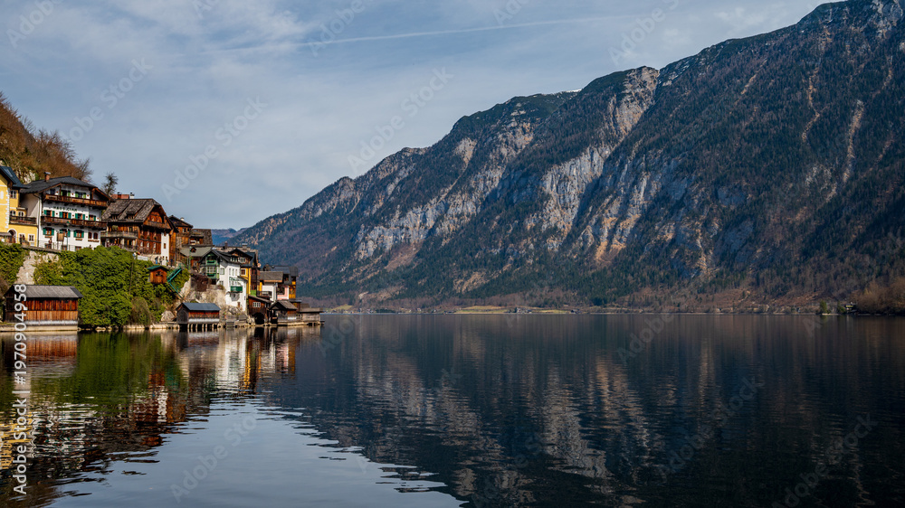 Fototapeta premium Hallstatt village with alpine lake and mountains, Austria scenic landscape