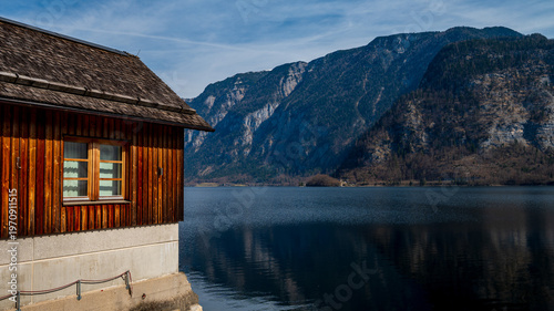 Fotografie Scenic lake near Hallstatt, a peaceful escape with crystal-clear waters and majestic mountain views