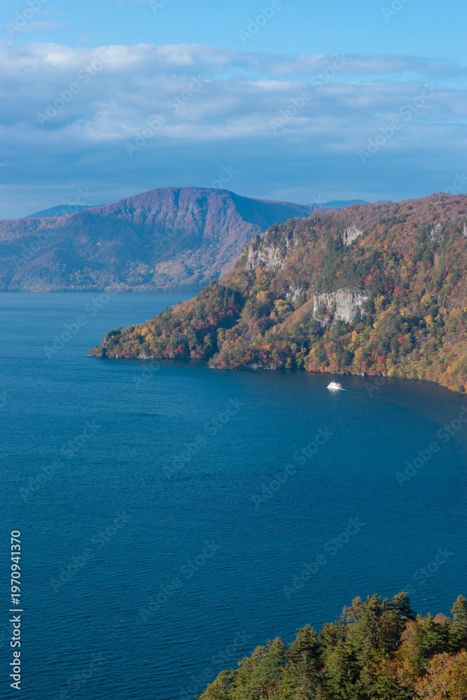 Fototapeta premium 紅葉の十和田湖