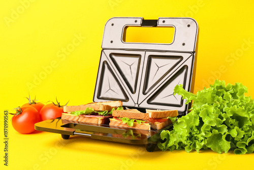 Electric sandwich maker wit...