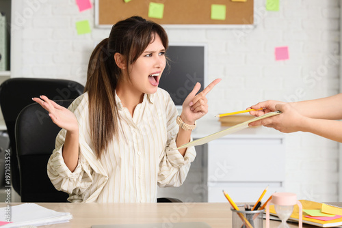 Angry young businesswoman s...
