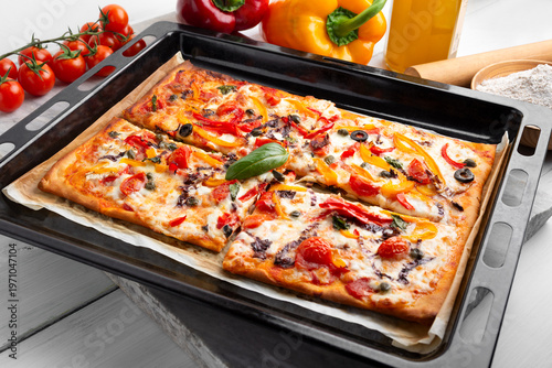 Teglia di pizza fatta in casa con peperoni 