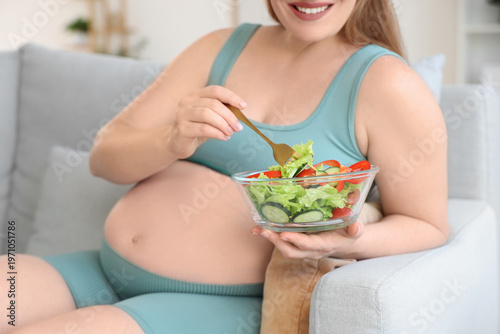 Sporty pregnant woman with ...