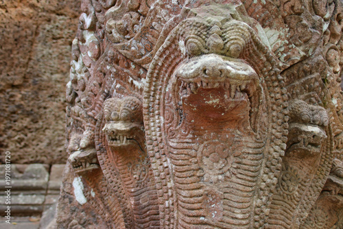 Foto sculpted naga in a ruined ancient khmer hindu and buddhist temple (phnom chisor)