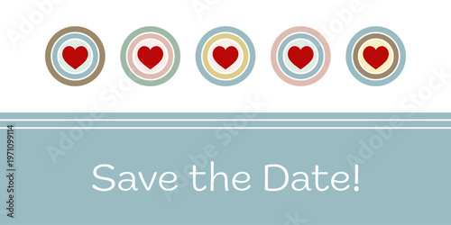 Save the Date - Schriftzug in englischer Sprache - Termin vormerken. Einladungskarte mit roten Herzen auf pastellfarbenen Kreisen.