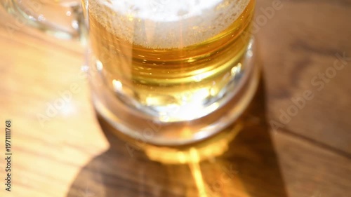 木のテーブルで冷えた生ビールをジョッキに注ぐ 美味しそうなシズル感 晩酌 動画素材 4K