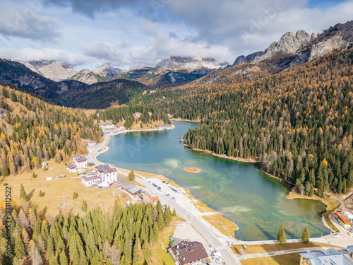 Vista aerea del lago di Dobbiaco in Trentino Alto Adige. Tra le montagne e i boschi.