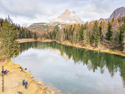 Vista aerea del lago d’intorno con le tre cime di Lavaredo.
In Trentino alto Adige. Montagna delle dolomiti.