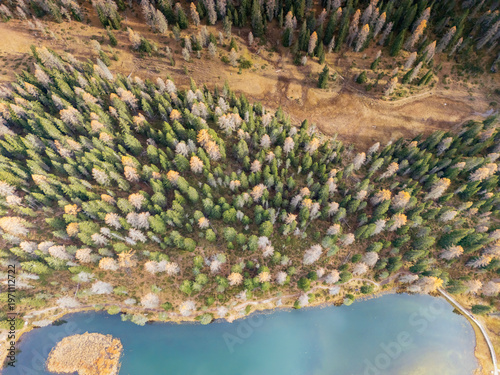 Vista aerea del lago d’intorno con le tre cime di Lavaredo.
In Trentino alto Adige. Montagna delle dolomiti.