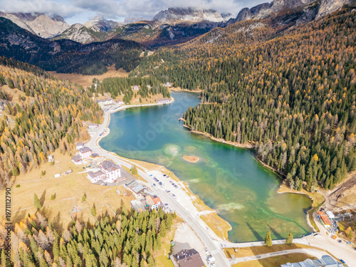 Vista aerea del lago di Dobbiaco in Trentino Alto Adige. Tra le montagne e i boschi.
