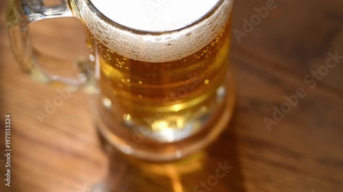 木のテーブルで冷えた生ビールをジョッキに注ぐ 美味しそうなシズル感 晩酌 動画素材 4K