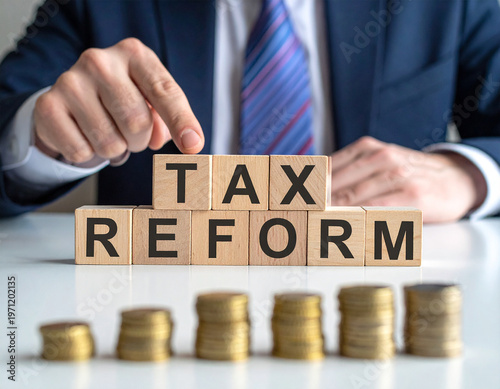 Tax Reform - Geschäftsmann zeigt auf das Wort 