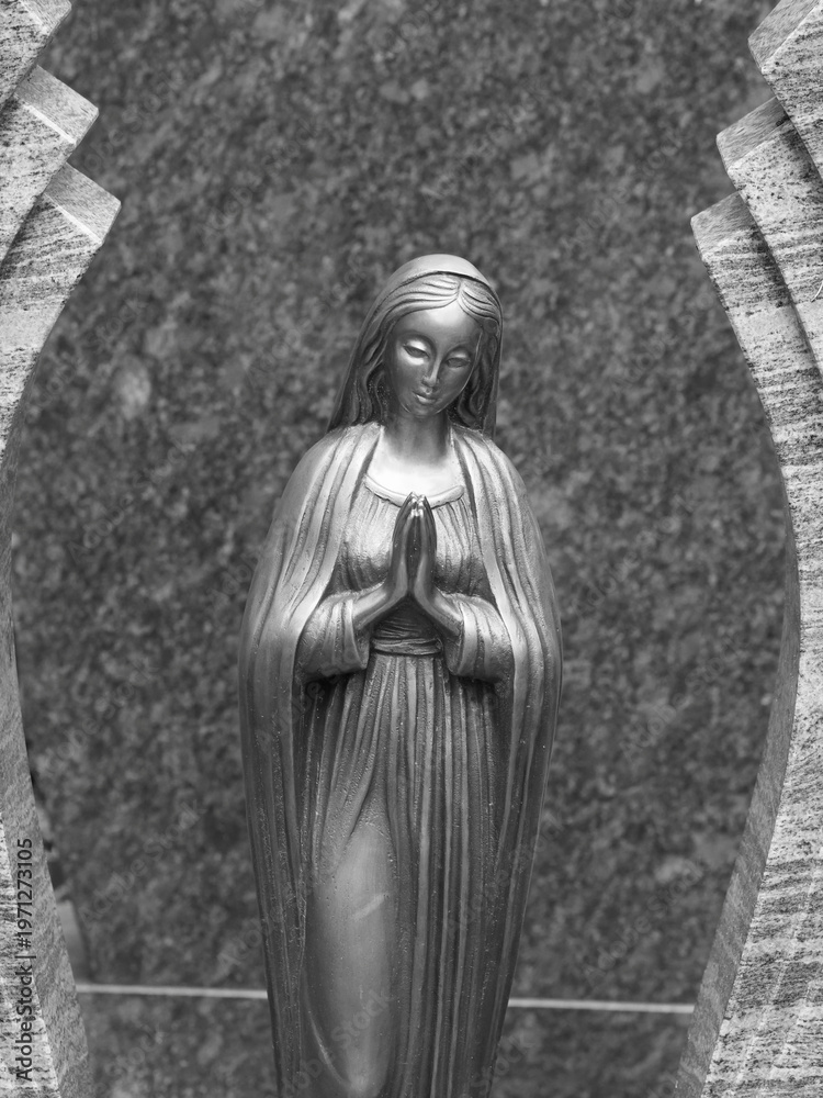 Fototapeta premium Statue of the Virgin Mary in a cemetery