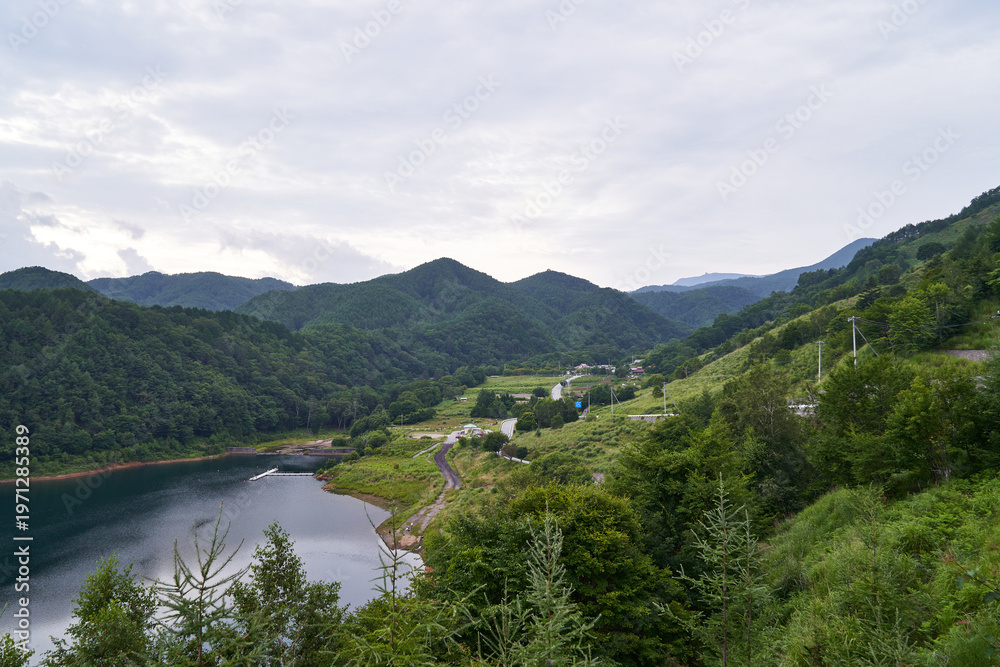 Naklejka premium 山梨県 乙女湖と柳平の集落