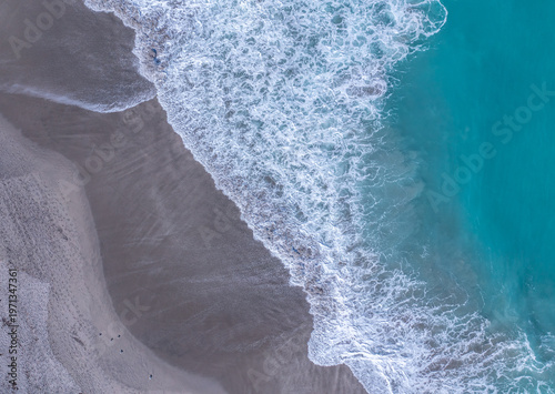 Fotografía Ocean waves crashing on the shoreline Juno Beach Florida.