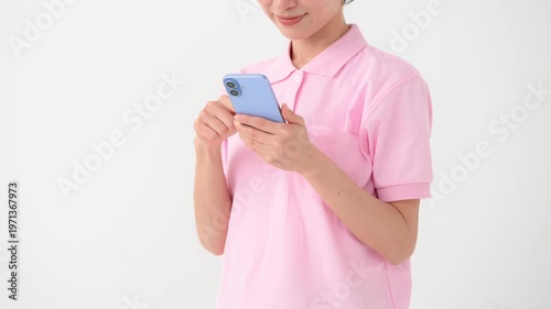 スマホを操作する女性