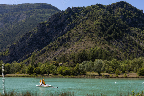 Canvas-taulu Situé dans la paisible vallée de l'Oule, 2 km en aval de La Motte-Chalancon, le