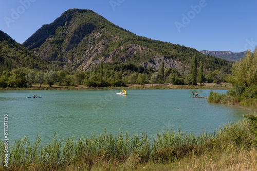 Φωτογραφία Situé dans la paisible vallée de l'Oule, 2 km en aval de La Motte-Chalancon, le
