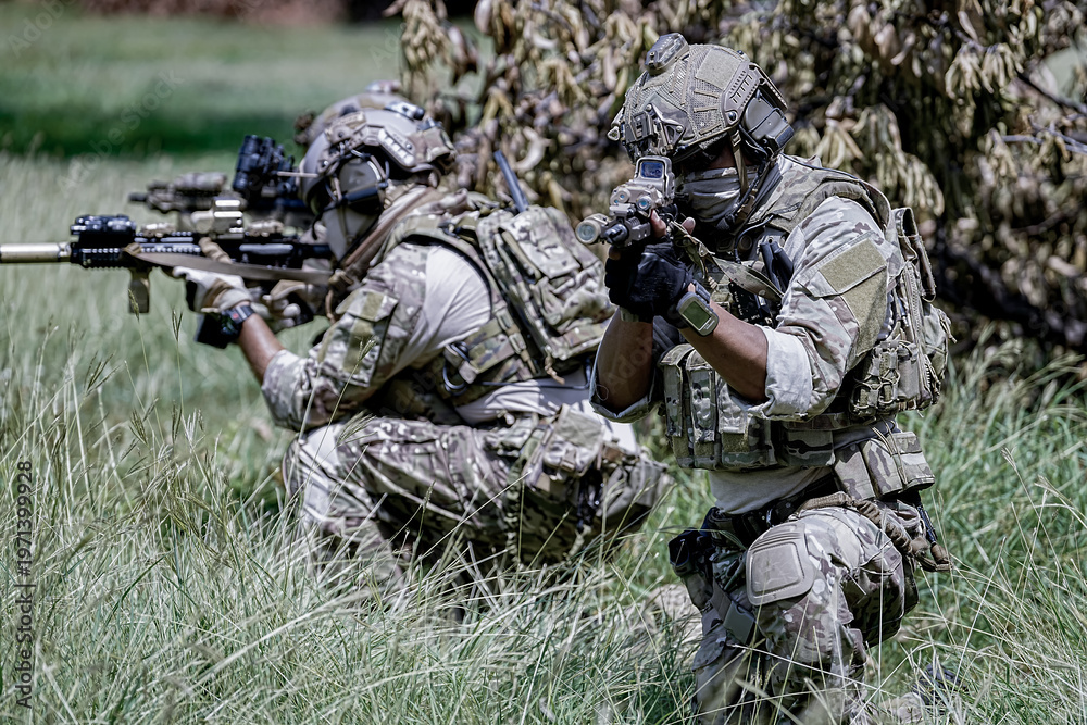 Obraz premium Military personnel in tactical gear during a training exercise outdoors