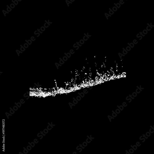 фотографія Water splashing diagonally on a black background with clear liquid droplets
