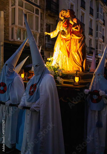 Tableau sur toile Nazarenes at night: Holy Week procession in Vitoria-Gasteiz, Spain