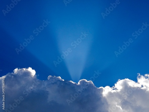 Bilde på lerret Rayons de soleil à travers les nuages dans un ciel bleau azur