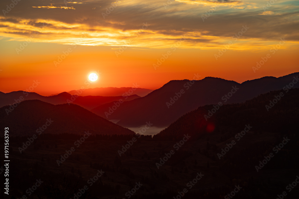 Obraz premium Sunrise over the mountains