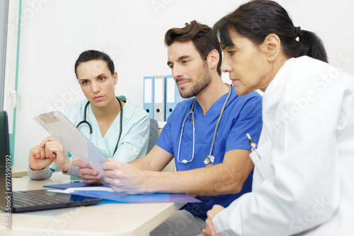 Quadro em tela woman in apprenticeship with team of doctors in clinic