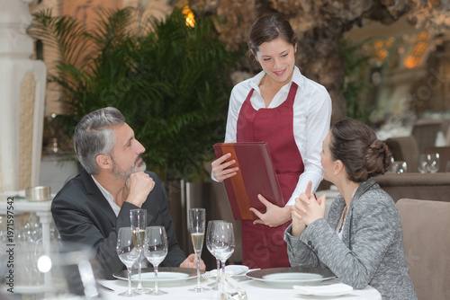 Obraz na płótnie waitress talking to the guest couple