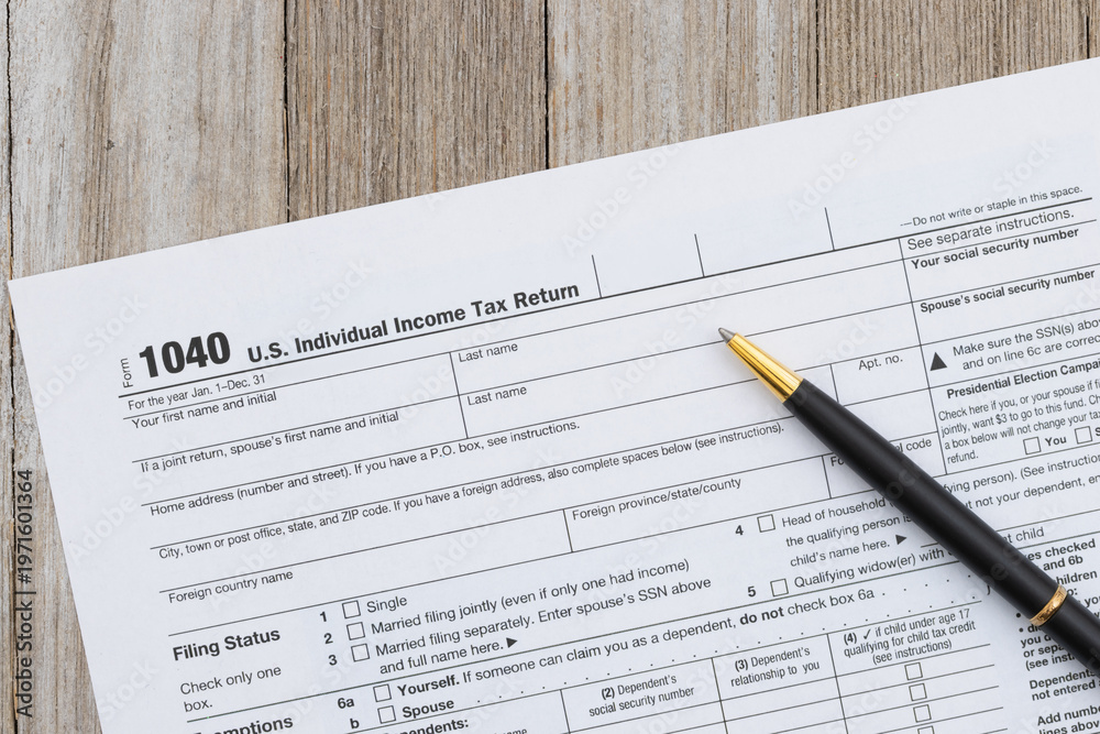 Obraz premium 1040 tax form with pen financial filing concept