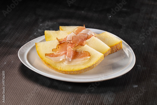 Φωτογραφία Slised sweet melon with Jamon