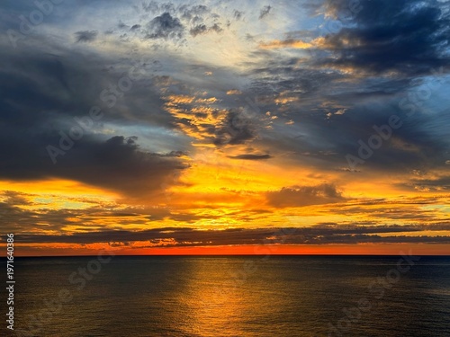 Fotografia The spectacular afterglow of sunset above ocean at night.
