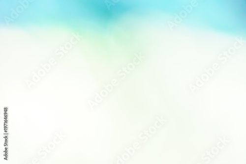 Abstrakcyjne tło z miękkim gradientem w pastelowych odcieniach błękitu i żółci. Delikatna, minimalistyczna tekstura idealna do projektów graficznych, stron internetowych i jako baza pod napisy.