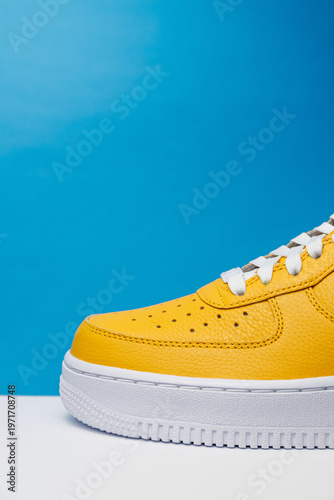 Basket jaune sur fond bleu uni avec espace pour texte