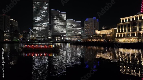 神奈川県 横浜みなとみらいの美しい夜景 海面に反射するビル群と大観覧車 動画素材 4K