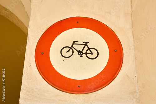 Canvas Print No bicycles allowed sign on concrete wall with red circle prohibition symbol