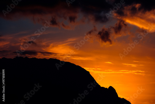 Fotografia Sunset View Over Mountains in Kauai Hawaii