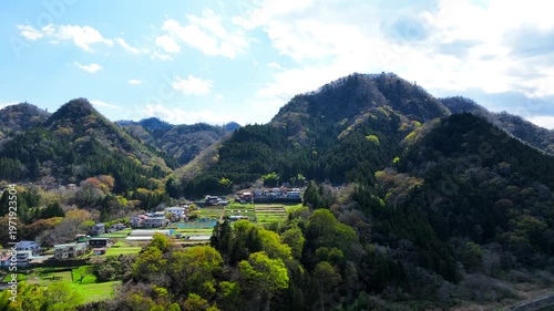 新緑の里山
