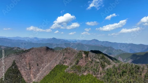 新緑と青空の稜線空撮