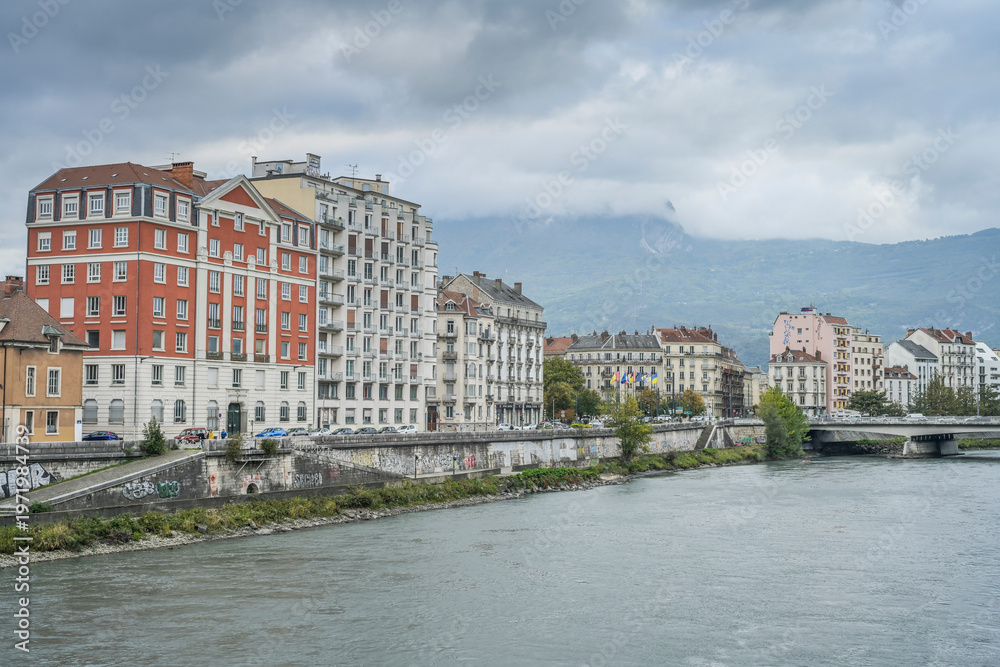 Obraz premium Fluss Drac, Südufer, Quai, Altbauten, Stadtzentrum, Grenoble, Frankreich