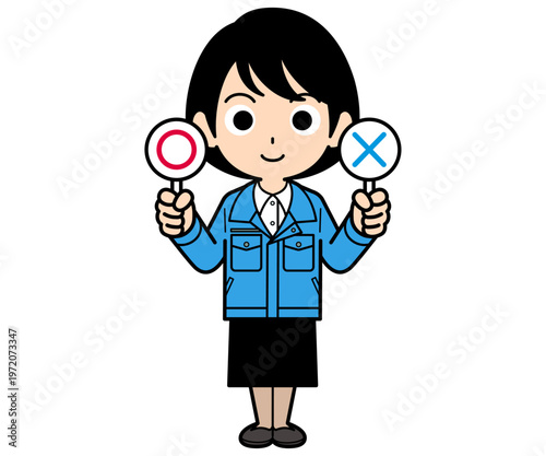 マル札とバツ札を持つショートヘアーの事務員の女性