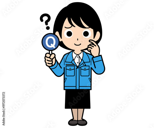 Qの札を持つショートヘアーの事務員の女性