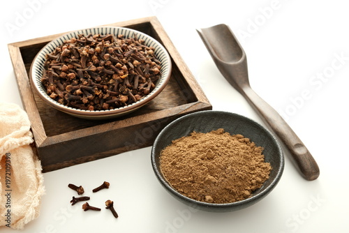 Cuadro en lienzo Chinese herbal medicine cloves and clove powder