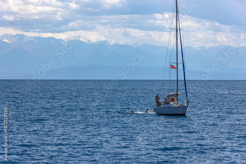Foto Five adults enjoy a joyful day sailing and swimming on a large Issyk-Kul lake in Kyrgyzstan