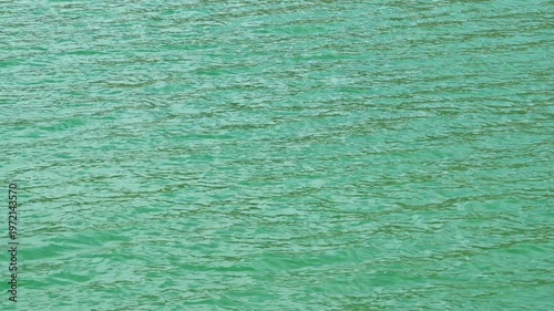 春風で波立つ湖面01