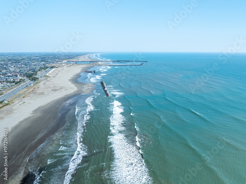 空から眺めるの九十九里浜の白い砂浜と打ち寄せる波