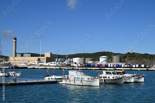 Fotografi Bateaux amarrés dans le port de plaisance de Port Mahon avec une zone industriel