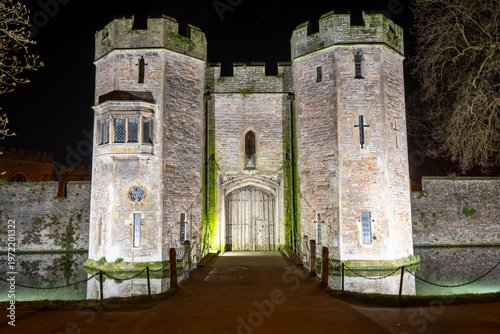 Tableau sur toile Night photo of the gatehouse at Bishops Palace in Wells